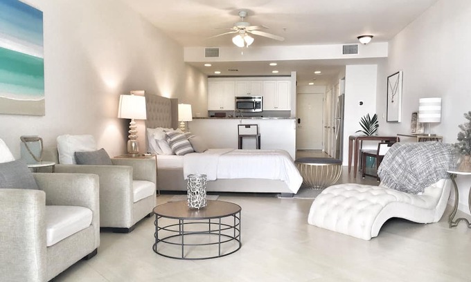 Grace Bay West Condominio | Oasis | 1 BR Condo | Tropical View | Wifi & Pool
