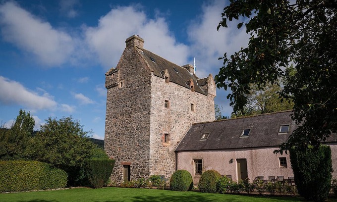 Selkirk Otro | Cosy castle in the Ettrick Forest. Luxury self-catering accommodation for ten.