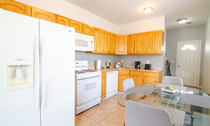 North Bergen Apartamento | Spacious 4 bed 2.5 bath close to NYC FREE Parking!
