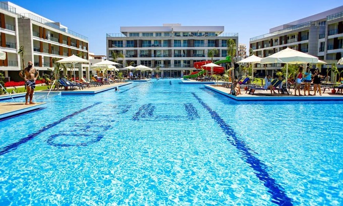Trikomo Apartamento | Charming Flat with Shared Pool Near Beach