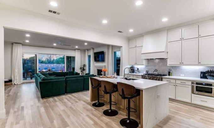 Dallas Casa | Chateau Lux Summary: