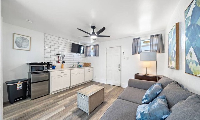 San Jacinto Apartamento | Coastal Cottage Unit 2|BeachBox|Walk to Beach!