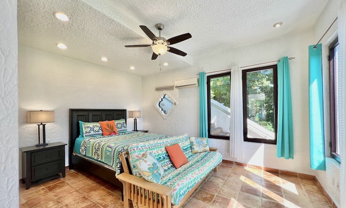 Roatan Apartamento | El Castillo Blanco Apartment 1 @Parrot Tree
