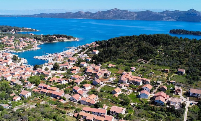 Iz Casa | Serene Holiday Home in Veli Iž with Fenced Garden