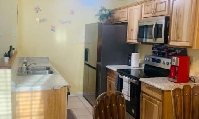 Southeast Colorado Springs Apartamento | Luxury 2 bedroom rental place with a fireplace