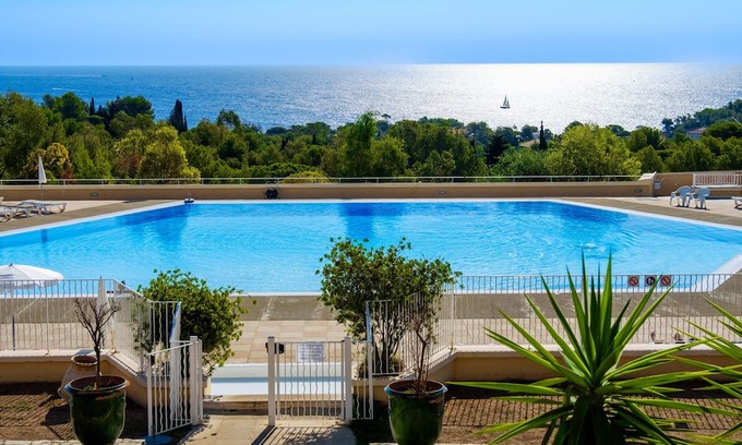 Le Dramont Apartamento | Apartment "Vue Île d'Or" with Sea View & Shared Pool