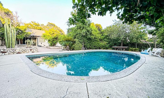 San Fernando Casa | Gorgeous 6 BR House With Pool - Lou-SF
