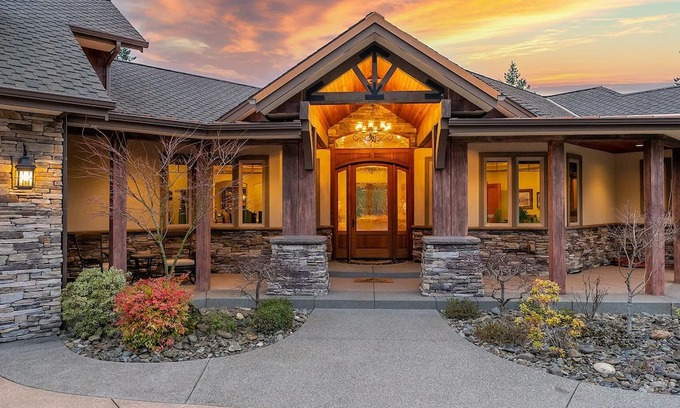 Roseburg Casa | Opulent estate in close proximity to renowned wineries and golf.