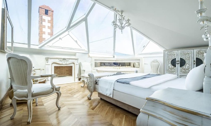 Beylerbeyi Villa | Mansion w Bosphorus View with Balcony and Garden