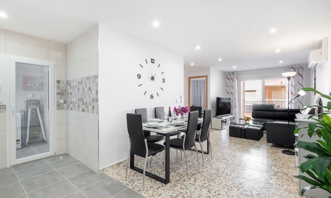 Torrevieja Apartamento | Apartment 'Blanco' with Balcony, Wi-Fi and Air Conditioning
