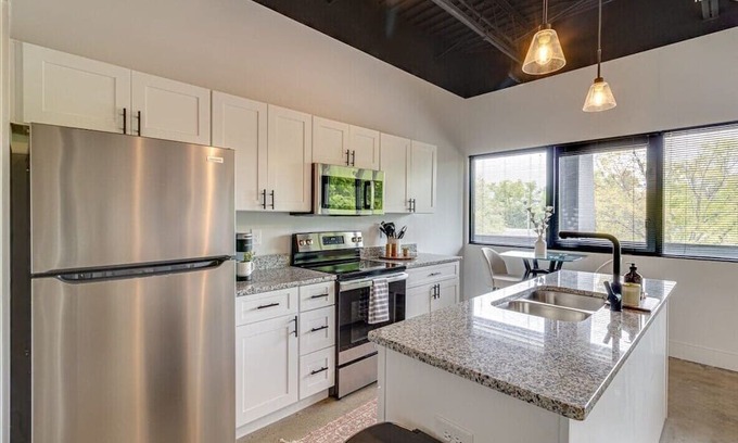 Nashville Apartamento | Studio with 2 Queen Beds 7 mins to DT!