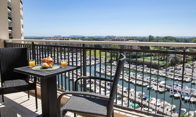 Mandelieu-La-Napoule Apartamento | ELEGANT STUDIO WITH MARINA, SEA AND ESTEREL VIEW, SWIMMING POOL, HIGH FLOOR