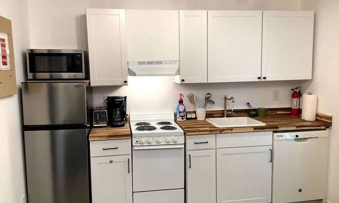 West End Apartamento | Red Door Retreat:Low Pet Fee Tiny Home Near Dwntwn
