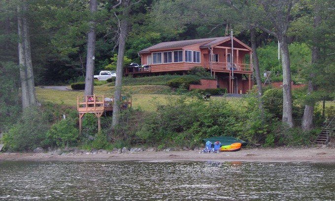 Schroon Lake Cabina | Escape to the Lake and Relax on the Private Beach