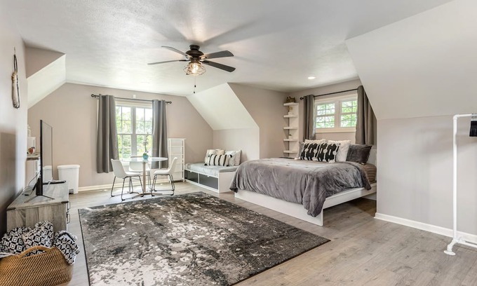 Druid Hills Apartamento | Private Studio Above Garage w/Hot tub Only 1 Mile to Downtown Hendersonville