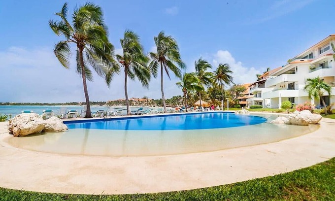 Puerto Aventuras Apartamento | Beachfront Paradise 2 BR in Puerto Aventuras