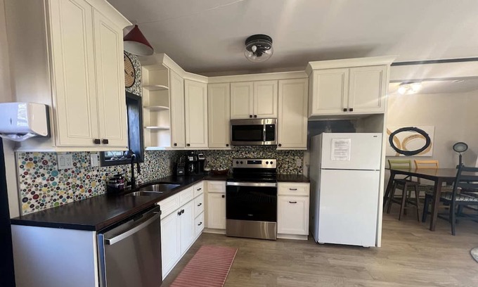 Buechel Apartamento | Funky and fun, secret room, board games. Sleeps 5