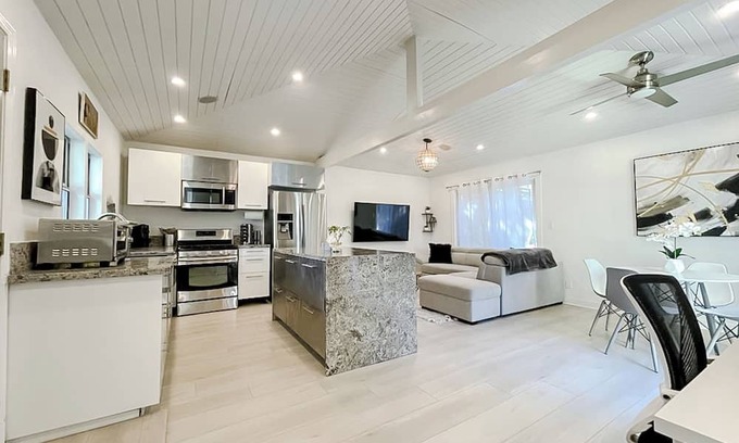 Park West Casa | Pristine 1BD/1BA Bungalow + Hot Tub