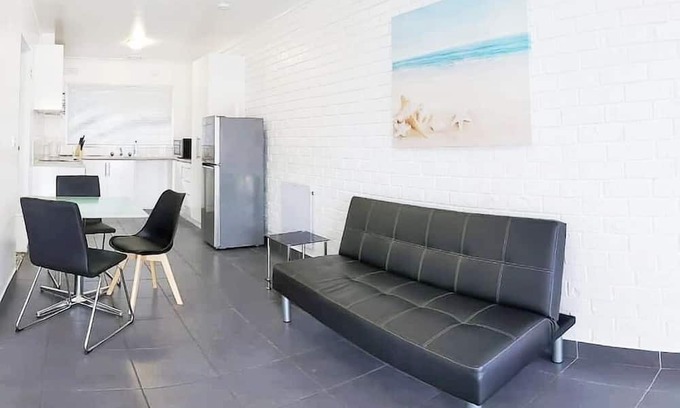 Oak Park Casa | {Promo!} Next to Train Station, FREE WIFI!