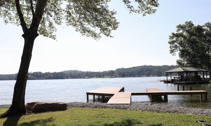 Ten Mile Casa | Beautiful, Modern Lakehouse on Watts Bar Lake
