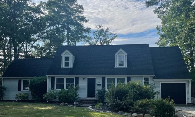 Northeast Virginia Beach Casa | Charming Farmhouse on a Lake! 10 minutes from Oceanfront