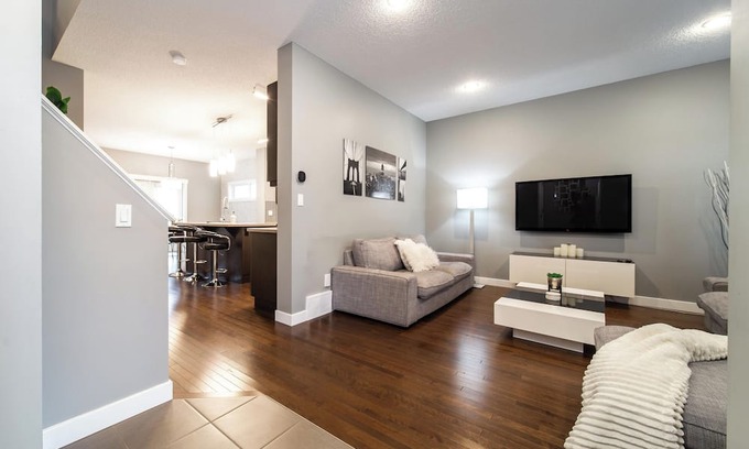 West Edmonton Casa | New-Spacious & Cozy Family home-4Bdrm-WEM-AC-PATIO