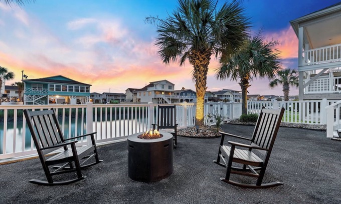 North Myrtle Beach Casa | On the water! 4 minute walk to Beach!