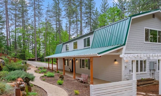 Cedar Ridge Casa | Spacious home in the Sierra foothills just minutes to downtown, hiking, skiing.