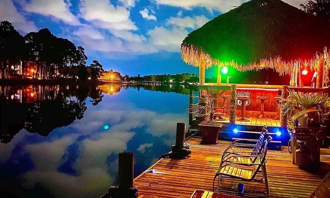 Socastee Casa | Private Dock w/ Hot Tub + King suite {Tiki Time}