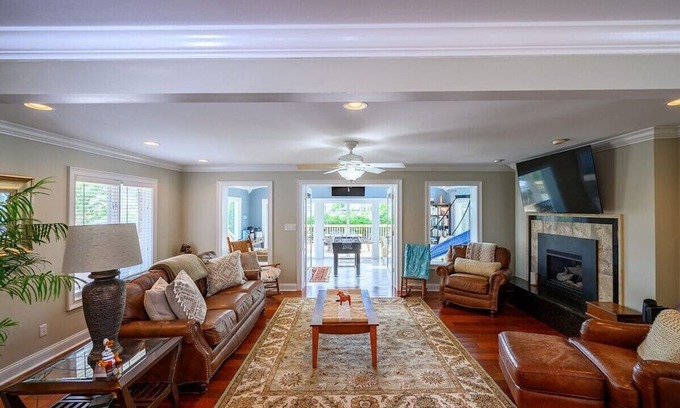 Socastee Casa | Private Dock w/ Hot Tub + King suite {Tiki Time}