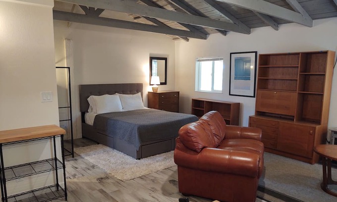 Amesti Cabaña | Cozy contemporary studio. Private and serene. 31-night minimum stay.