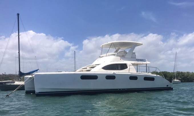 Florida North Atlantic Coast Alquiler De Eote | Twin Spirit 48’ Power Catamaran surrounded by water!