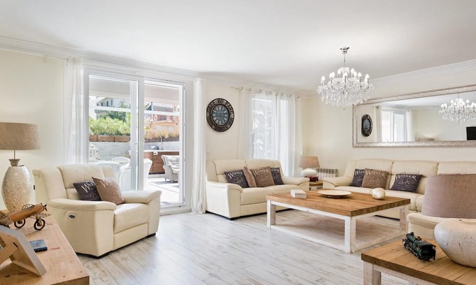 Centro de Sitges Apartamento | Sitges Centre Mediterranean Apartments-5 bed/4 bath/Jacuzzi-Sleeps up to 11
