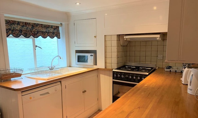 Shepperton Casa | 3 bedroomed property ideally located close to London and top tourist attractions