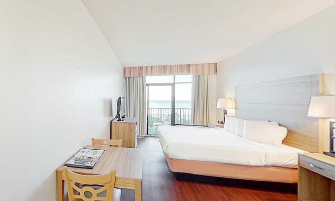 Myrtle Beach Apartamento | 2nd Floor Oceanfront Snowbird Friendly Studio w/ WiFi, Shared Pool/Hot Tub, AC
