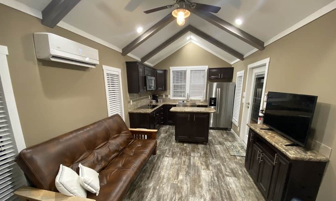 College Station Casa | New Tiny Home 3 Miles to Aggieland Campus!!!