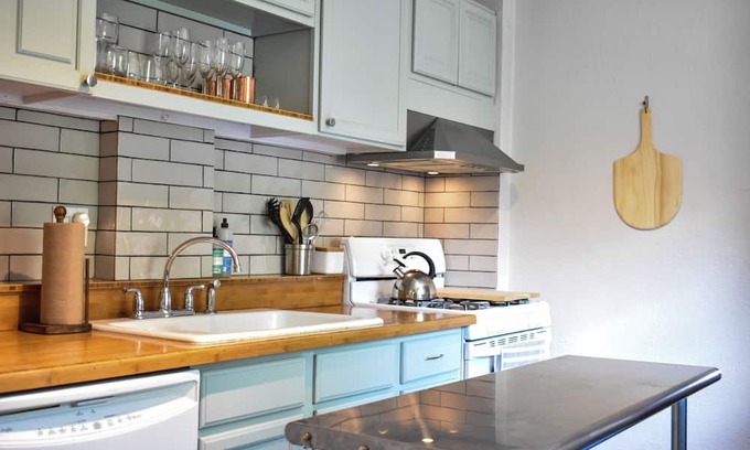 Whittier Casa | Denver’s Ultimate Getaway! Cozy one bed with big yard! Pet friendly!