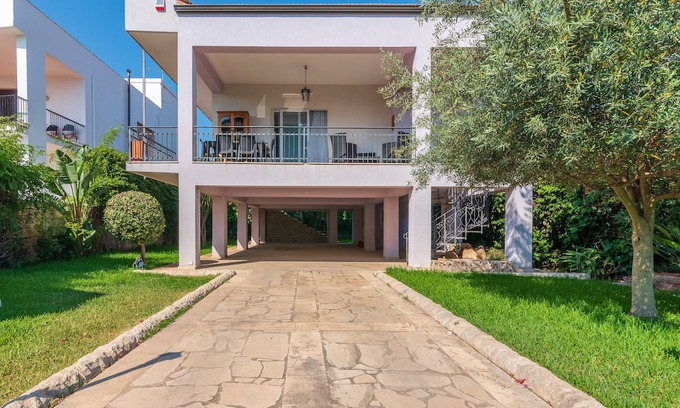 Fontane Bianche Villa | Villa 'Lovely Villa' with Private Garden, Terrace & Wi-Fi