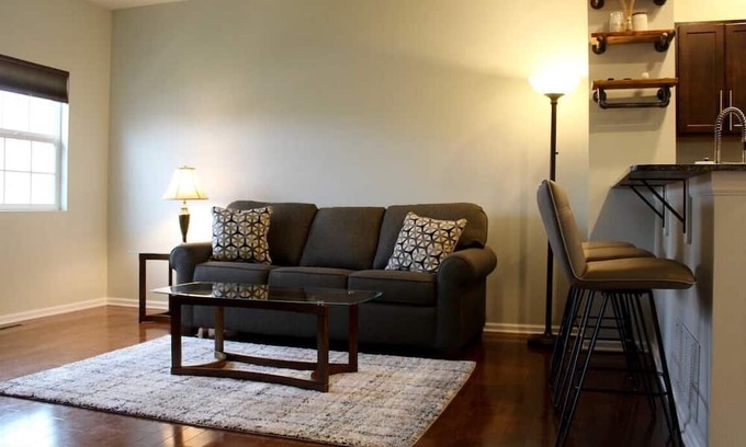 Des Moines Casa | Downtown 2BD 2.5BA townhouse w/free garage parking