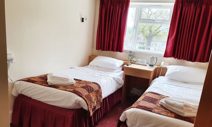 Marston Green Apartamento | Classic Twin Room - Royal Square Hotel - Birmingham Airport & NEC