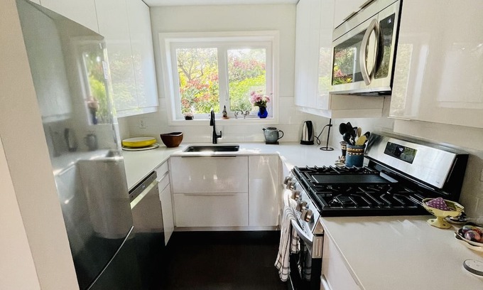 South Oak Bay Casa | Location! Location! Bright, modern and clean garden suite
