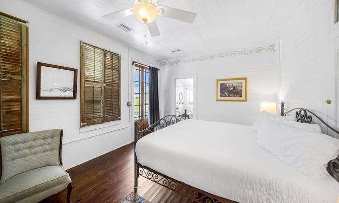 Historic Downtown Apalachicola Apartamento | Sunset Views & Balcony Access, King Bedroom, Charming Historic Bowery Inn
