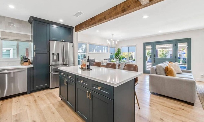 Huntington Beach Casa | LUXURY 2bdrm Townhome- Close2️⃣Beach & Main St! E-bikes! Pet friendly!