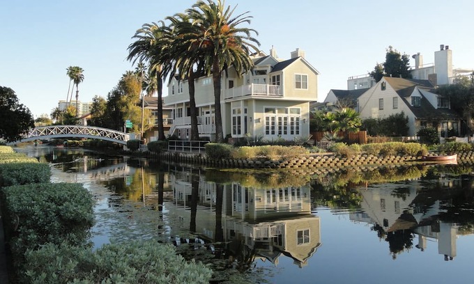 Venice Casa | Adorable beach cottage with Patio and Carport, Pet friendly