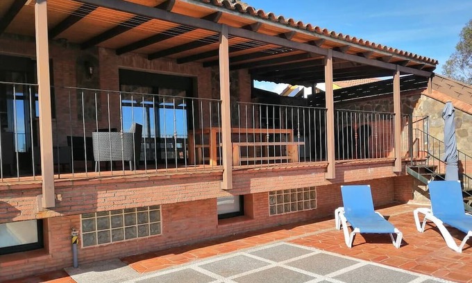 Alia Chalet De Esquí | Homerez - Chalet for 10 ppl. with swimming-pool and terrace at Pantano de Cijara