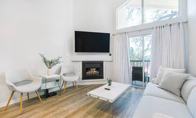 Warner Center Apartamento | Tech-Friendly One Bedroom Condo!
