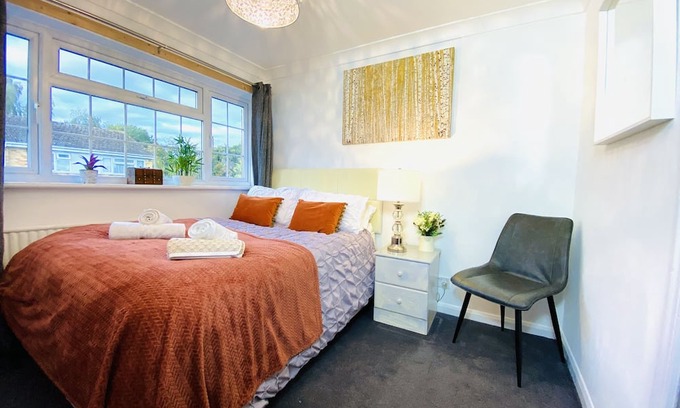 Playhatch Casa | NEW Stylish Modern Home - >10 min from Reading Centre & Lakeside