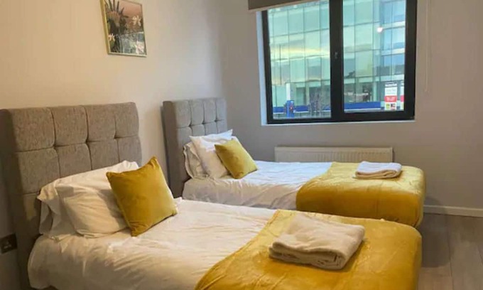 Cranford Apartamento | Very spacious living room and utterly self contained.