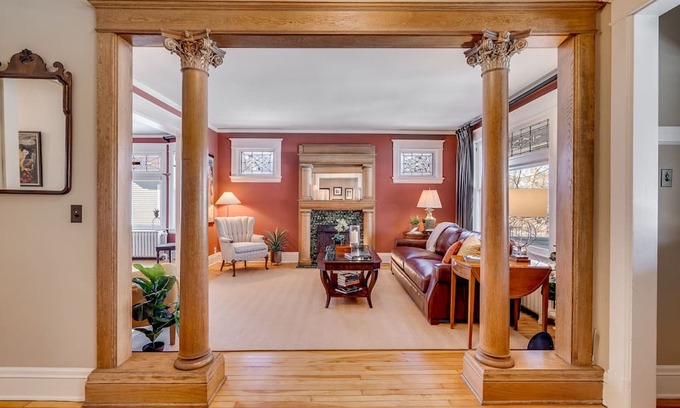 Summit - University Casa | MINNESTAY * The Fitzgerald * Cathedral Hill | Historic Home | Themed Rooms