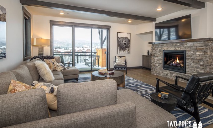 Big Sky Condominio | Modern Rustic Home With Mountain Views!